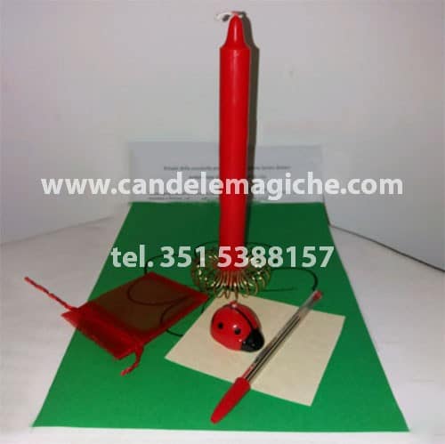 una candela rossa e a forma di coccinella per svolgere rituale