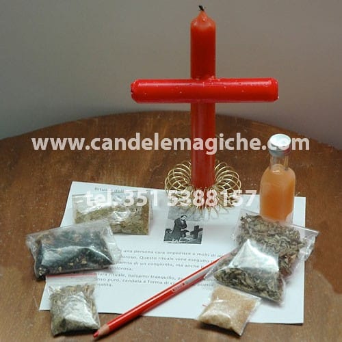 candela rossa a forma di croce per rituale della dimenticanza