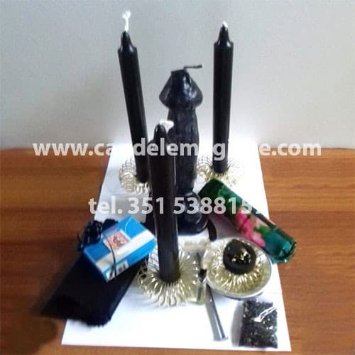 candela nera a forma di fallo per svolgere il rituale del fallo nero
