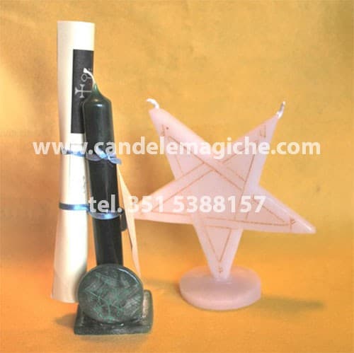 una candela verde e una candela a forma di stella per il rito luciferiano di agares