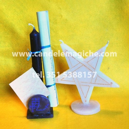 una candela azzurra e una candela a forma di stella per il rituale luciferiano bim