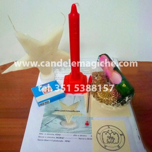 candela rossa e candela a forma di stella, incenso e altri accessori per il rituale luciferiano seere