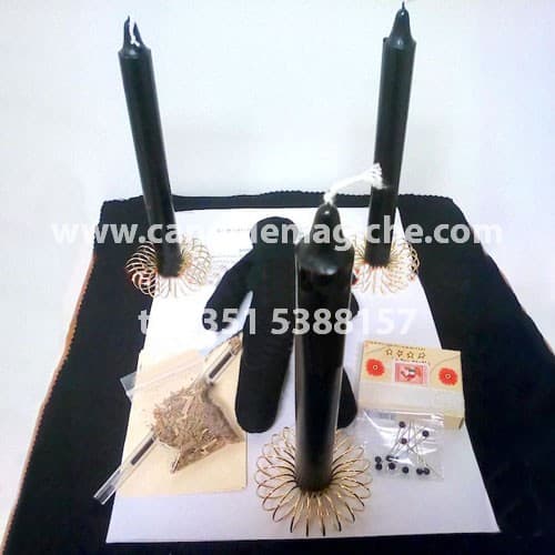 bambola vudù nera per rituale di maledizione