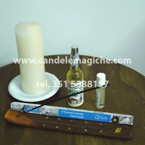 candela bianca e oli per svolgere il rituale Oxalà