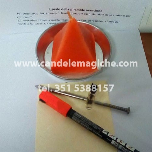 candela a forma di piramide arancione per rituale