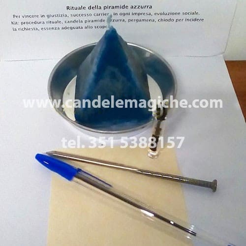 candela a forma di piramide azzurra per rituale
