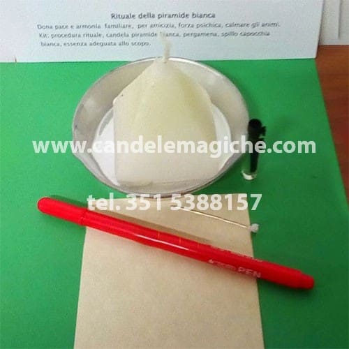 candela figurata a forma di piramide bianca per rituale