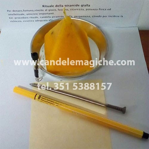 candela a forma di piramide gialla per rituale