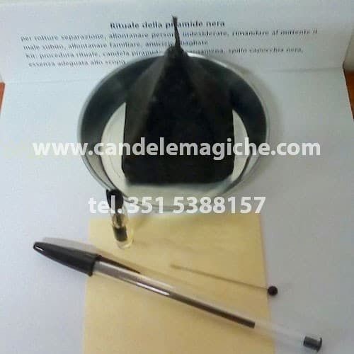 candela a forma di piramide nera per rituale
