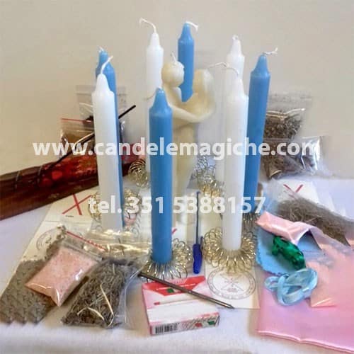 candele bianche e blu per incantesimo di protezione per la coppia