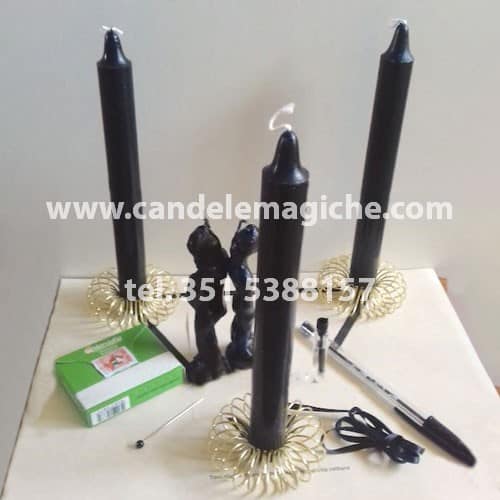 set di candele nere e accessori per svolgere il rituale di separazione