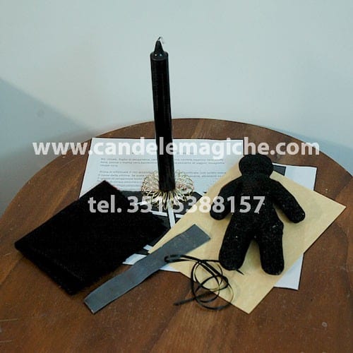 bambola voodoo e candela nera per rituale per generare pazzia
