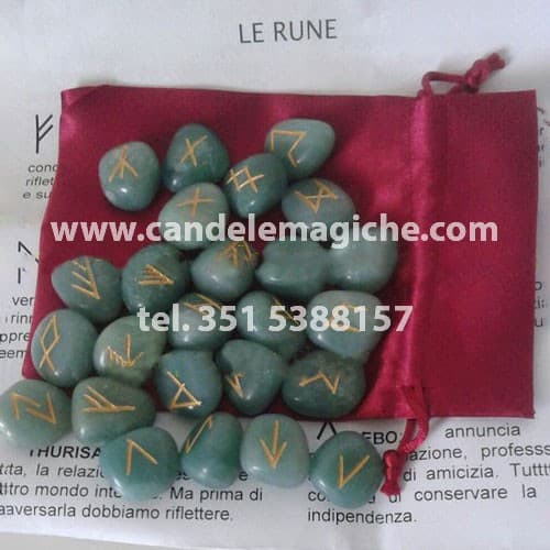 rune in avventurina verde con incisione della runa