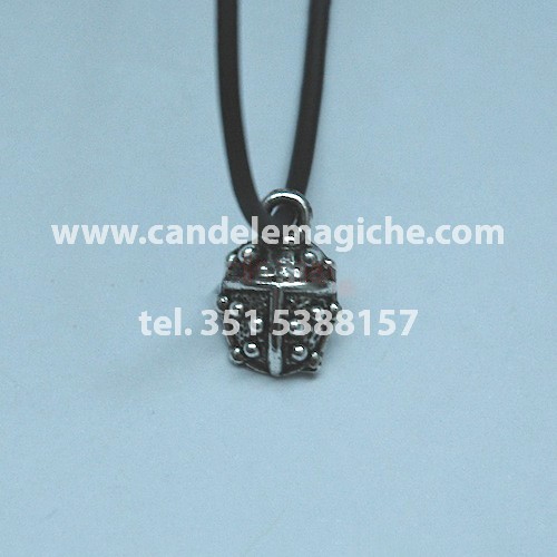 talismano portafortuna con ciondolo a forma di coccinella