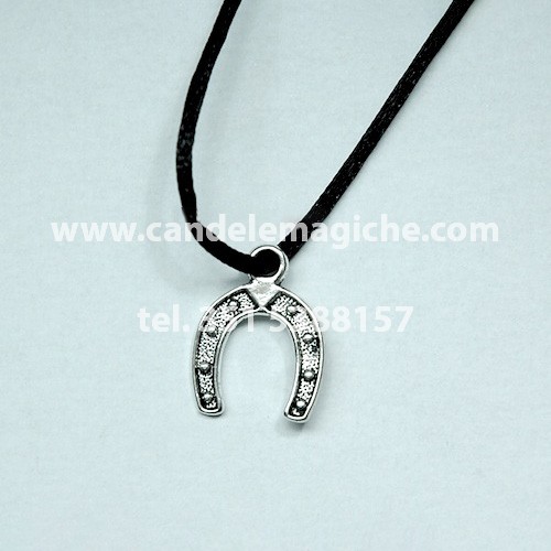 talismano con ciondolo a forma di ferro di cavallo